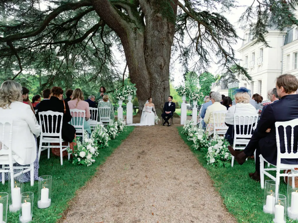 elegante cérémonie de mariage en Touraine château de rochecotte cèdre