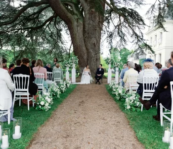 elegante cérémonie de mariage en Touraine château de rochecotte cèdre